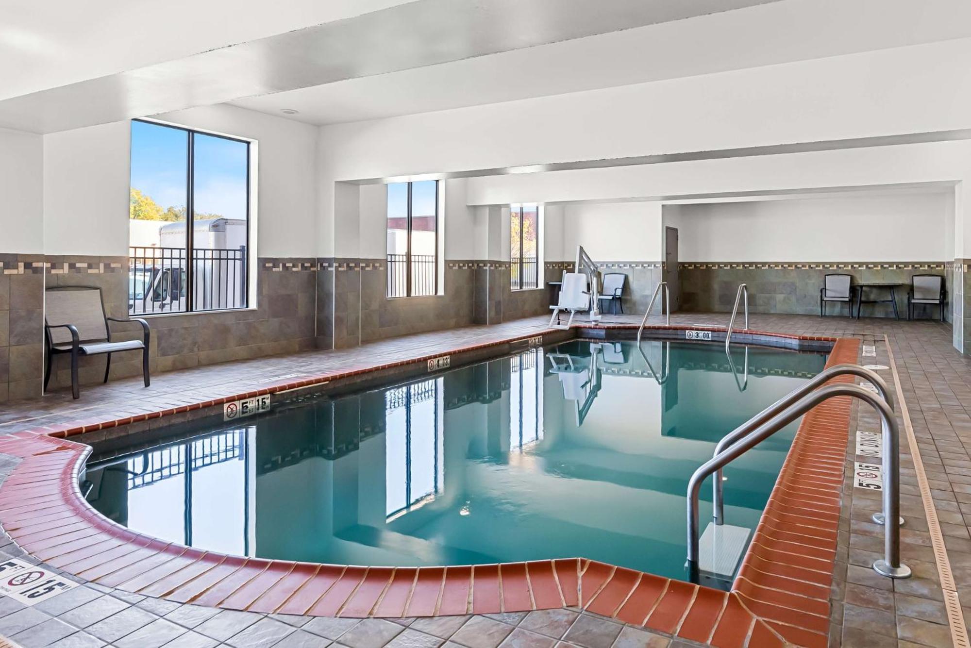 Best Western St. Louis Airport North Hotel & Suites Hazelwood Buitenkant foto